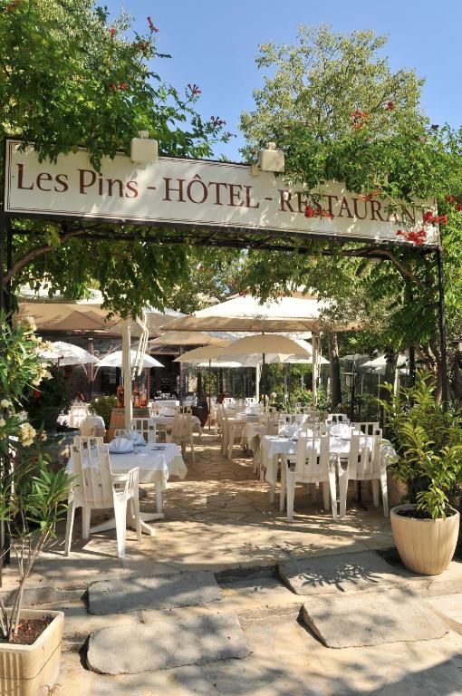 Les Pins Restaurant Et Chambre D'Hotes Sillans-la-Cascade Exterior foto