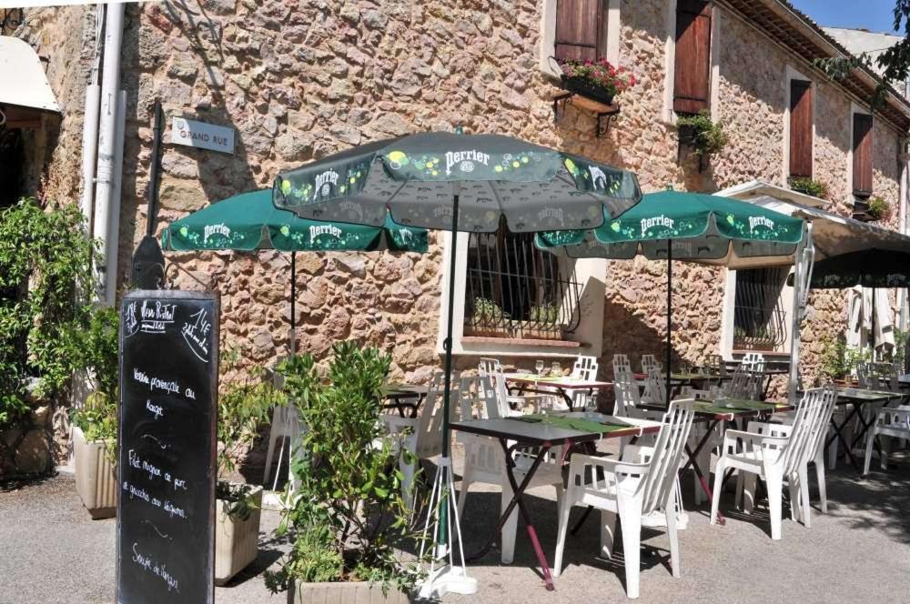 Les Pins Restaurant Et Chambre D'Hotes Sillans-la-Cascade Exterior foto