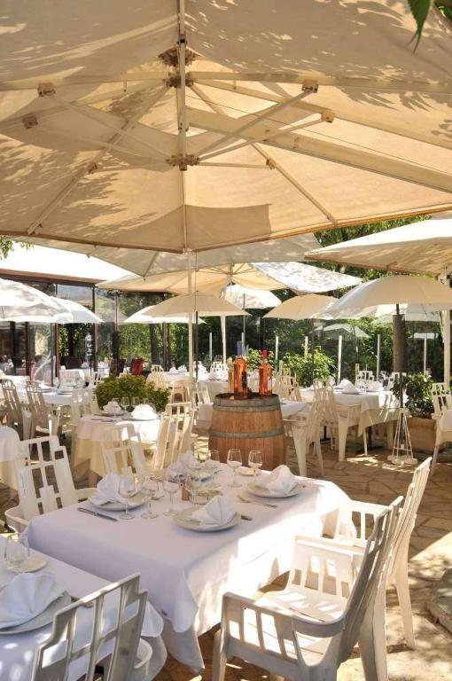 Les Pins Restaurant Et Chambre D'Hotes Sillans-la-Cascade Exterior foto