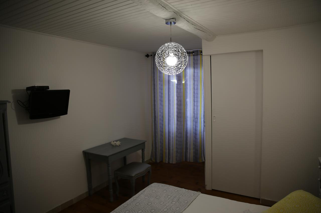 Les Pins Restaurant Et Chambre D'Hotes Sillans-la-Cascade Exterior foto