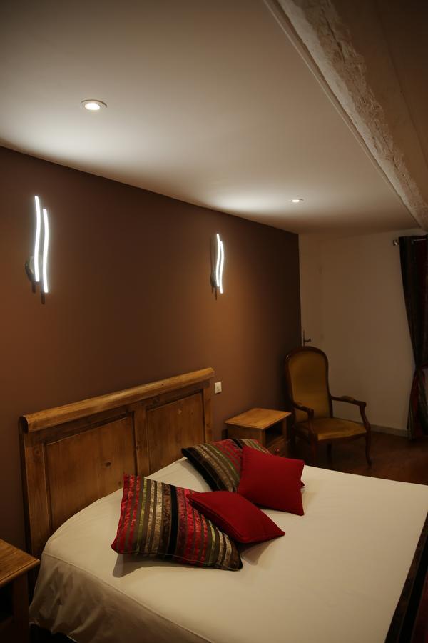 Les Pins Restaurant Et Chambre D'Hotes Sillans-la-Cascade Exterior foto